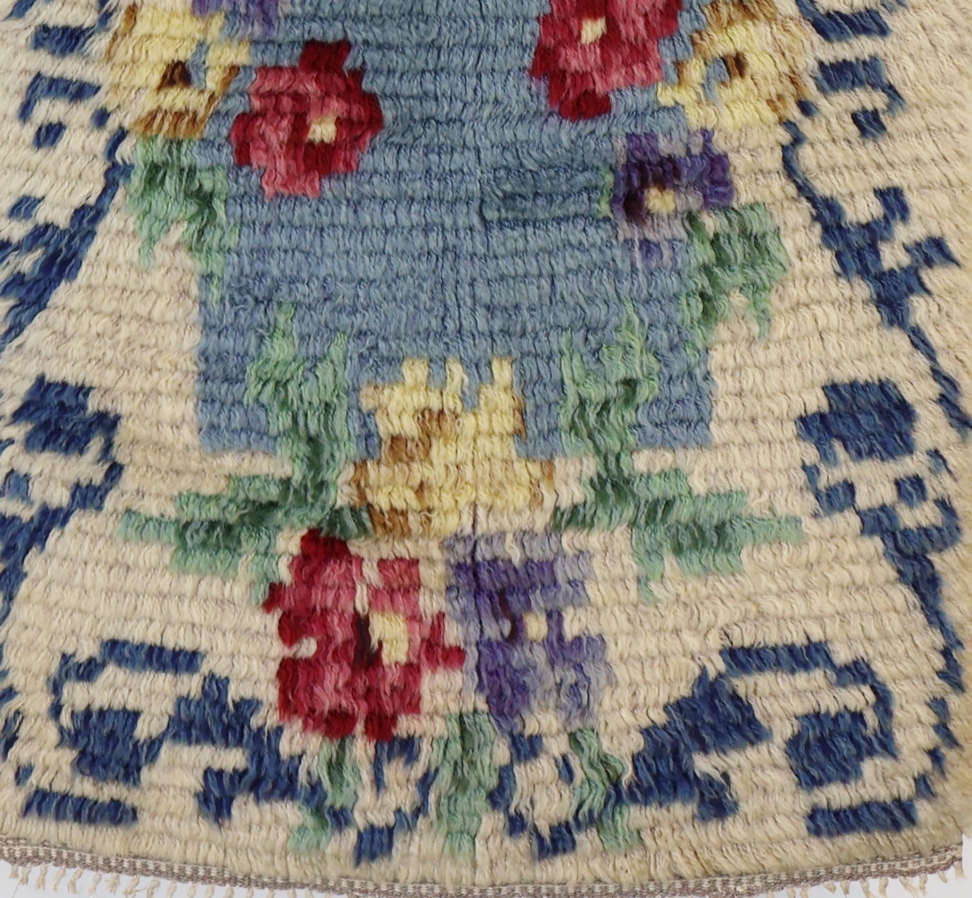 Floral patterned woven rug