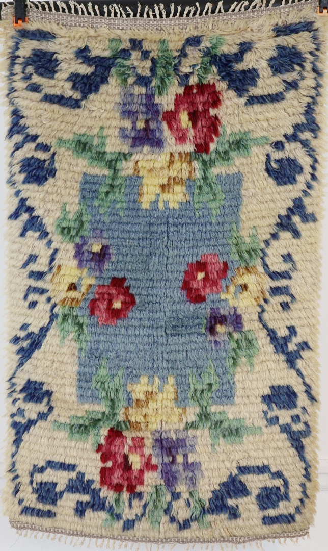 Floral patterned woven rug