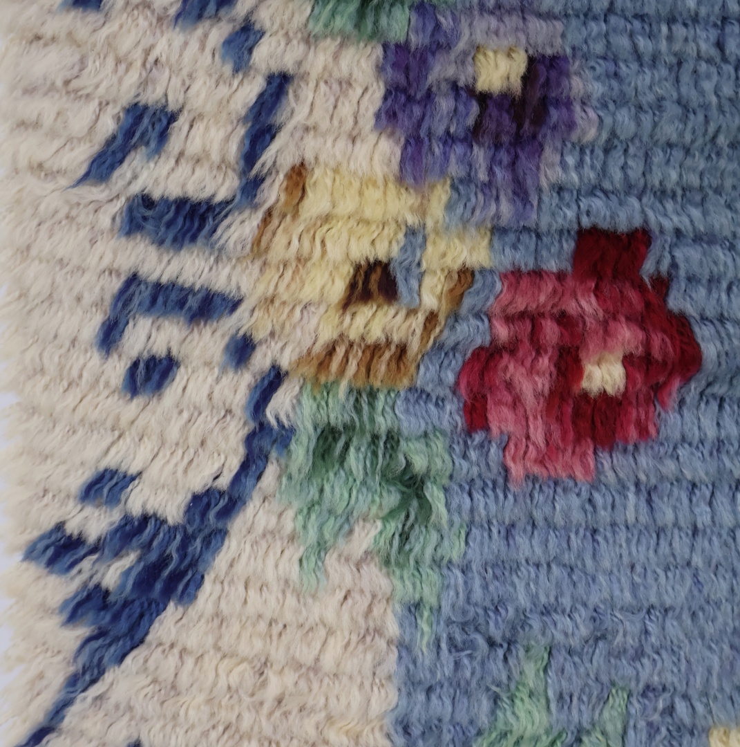 Floral patterned woven rug